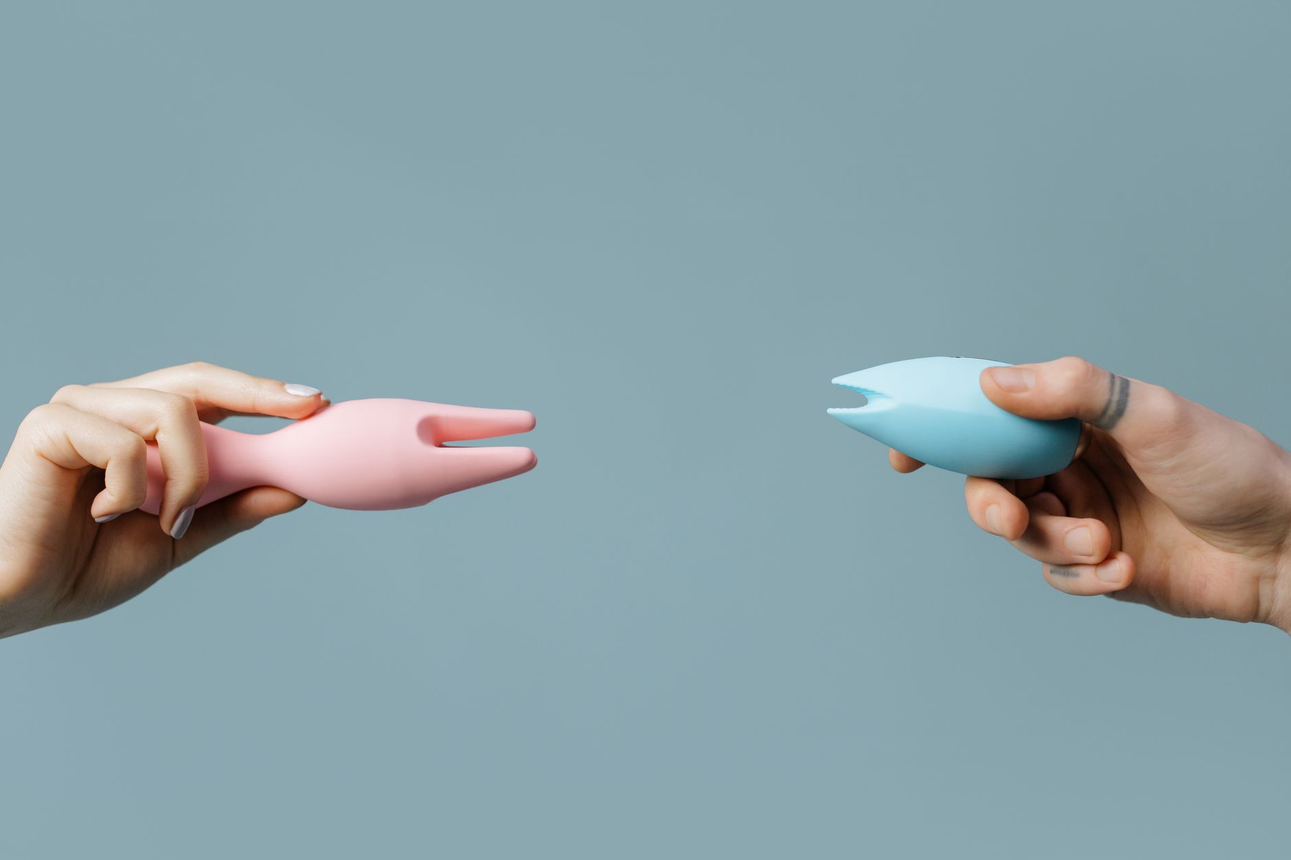 Bunte Zitronenvibratoren und andere Sextoys auf gelbem Untergrund, die Vielfalt und Design zeigen